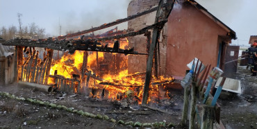 У Корецькому районі рятувальники чотири години намагались загасити палаючу будівлю (ФОТО)